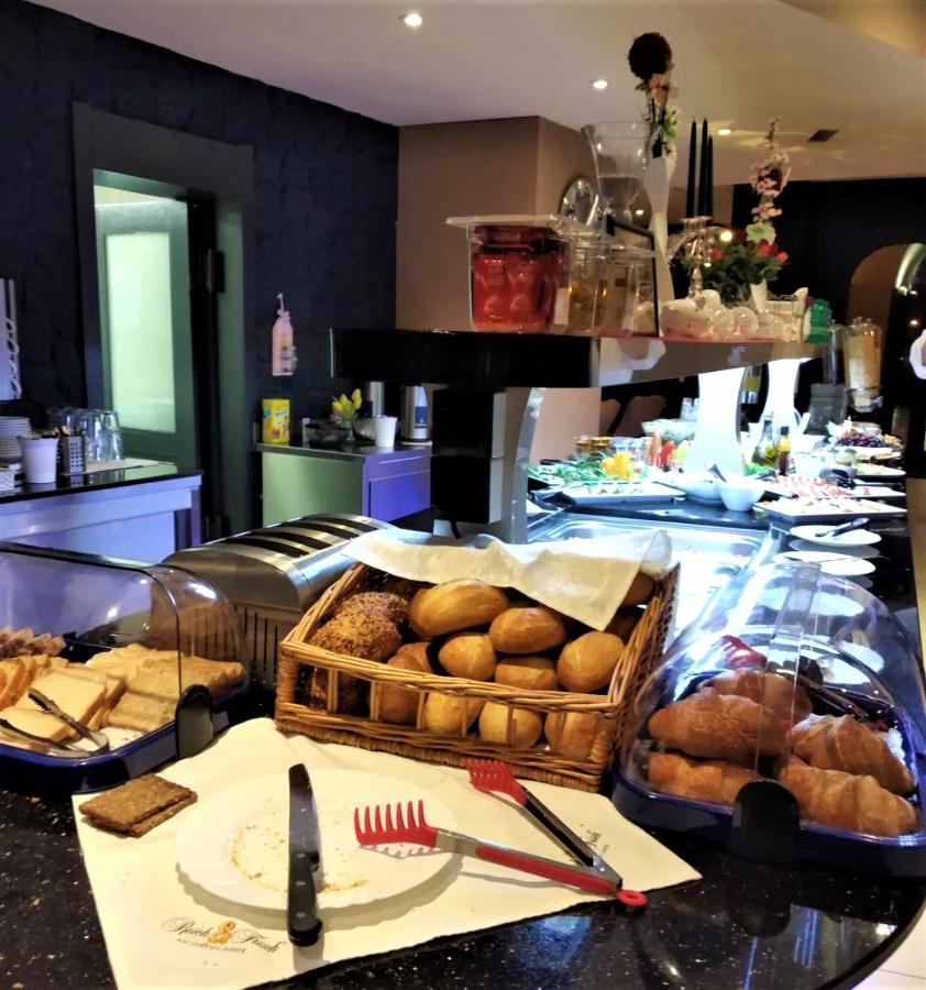 Frühstücksbuffet mit frischen Backwaren